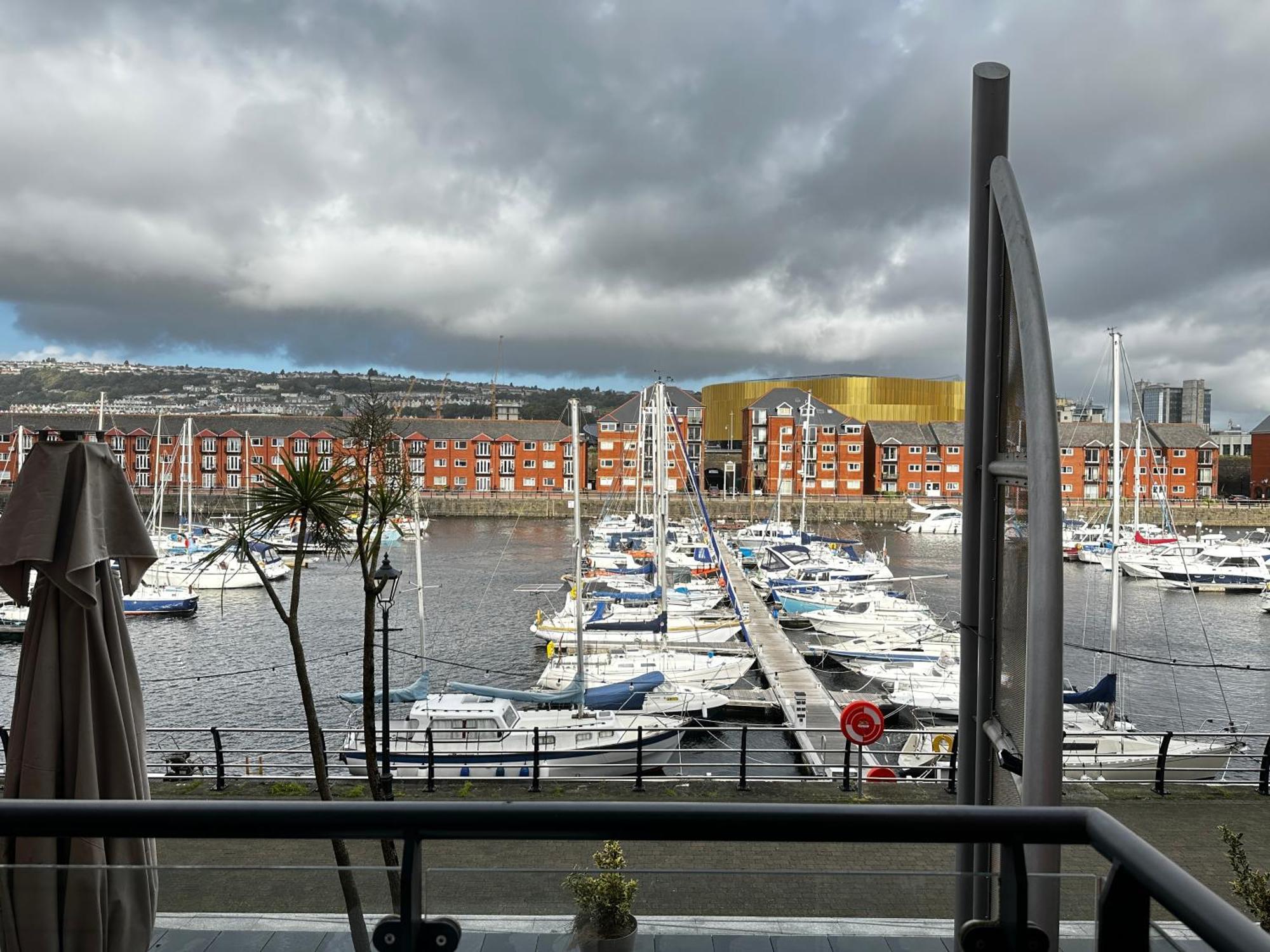 Water Front Apt Walk To The Beach & City Centre Swansea Ngoại thất bức ảnh